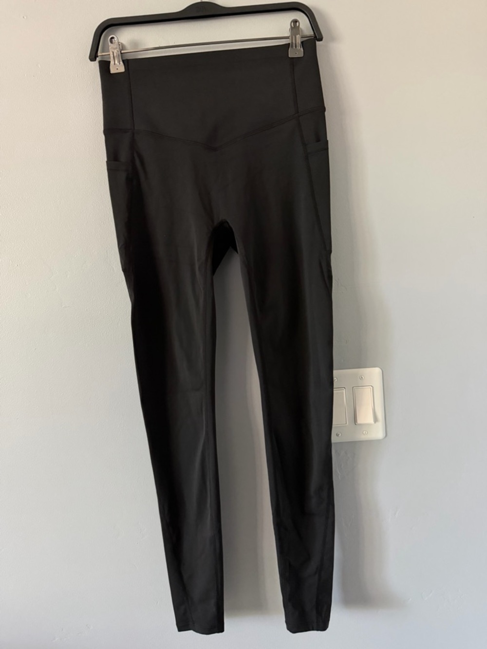 HALARA Black Leggings with Side Pocket - Picture 2 of 6